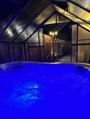 Love Room, Jacuzzi & Cinema House
